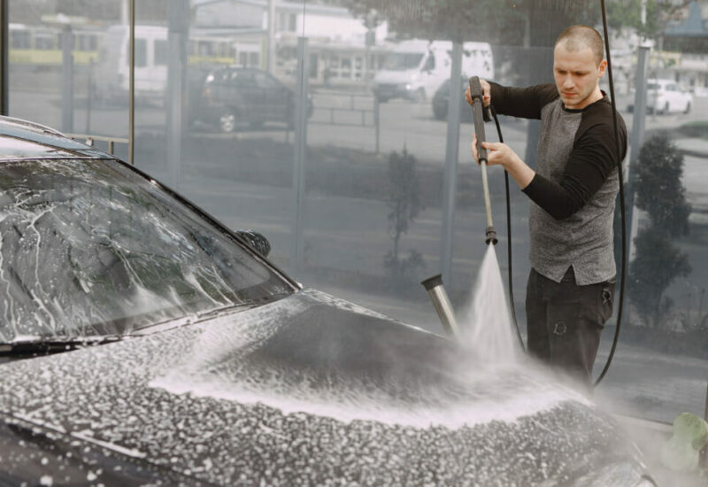 כיצד ניתן לנקות את הרכב בעזרת גרניק לשטיפת רכב?